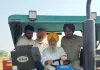 गुरमीत सिंह खुड्डियां ने गुरदासपुर के खेतों में पराली की गांठें बनाकर पंजाब के किसानों से पराली न जलाने की अपील की