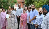 डिप्टी कमिश्नर ने वार्डों में मतदाताओं से की बातचीत, फ़ार्म किए वितरित