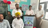 शिक्षा क्रांति के तहत विधायक ब्रम शंकर जिंपा ने विद्यार्थियों को बांटे स्कूल बैग
