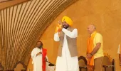 मुख्यमंत्री भगवंत सिंह मान ने अरविंद केजरीवाल और मनीष सिसोदिया के साथ श्री श्री रविशंकर जी का आशीर्वाद लिया