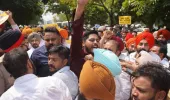 चुनावों से पहले ईडी के छापों के विरुद्ध 'आप' नेताओं और कार्यकर्ताओं का प्रदर्शन