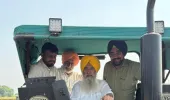 गुरमीत सिंह खुड्डियां ने गुरदासपुर के खेतों में पराली की गांठें बनाकर पंजाब के किसानों से पराली न जलाने की अपील की
