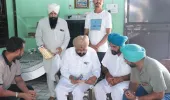 ‘मान के मुनाफे’ अभियान के तहत गांव मूलोवाल में घर-घर पहुंचे दलवीर सिंह ढिल्लों