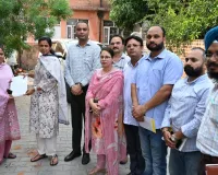 डिप्टी कमिश्नर ने वार्डों में मतदाताओं से की बातचीत, फ़ार्म किए वितरित