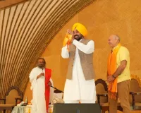 मुख्यमंत्री भगवंत सिंह मान ने अरविंद केजरीवाल और मनीष सिसोदिया के साथ श्री श्री रविशंकर जी का आशीर्वाद लिया