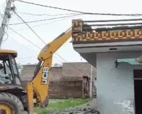 यमुनानगर में नशा तस्करों के अवैध मकान पर चला बुलडोजर, महिलाओं के भारी विरोध के बीच नगर निगम की कार्रवाई