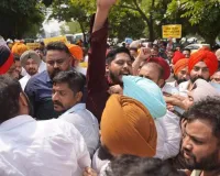 चुनावों से पहले ईडी के छापों के विरुद्ध 'आप' नेताओं और कार्यकर्ताओं का प्रदर्शन