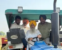गुरमीत सिंह खुड्डियां ने गुरदासपुर के खेतों में पराली की गांठें बनाकर पंजाब के किसानों से पराली न जलाने की अपील की