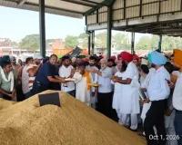 खाद्य, नागरिक आपूर्ति एवं उपभोक्ता मामले मंत्री लाल चंद कटारूचक्क ने बटाला दाना मंडी से धान की सरकारी खरीद शुरू करवाई