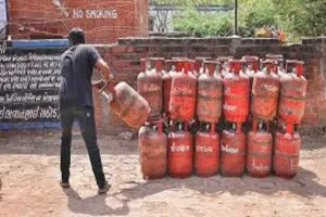 पेट्रोल-डीजल के बाद अब LPG सिलेंडर भी हुआ महंगा