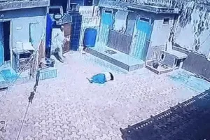 ऑपरेशन राइनो' में शहीद हुए थे जवान की पत्नी को डंडो से पीटा 