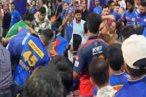 IPL 2025: अरुण जेटली स्टेडियम बना कुश्ती का मैदान, आपस में ही लड़ने लगे प्रशंसक