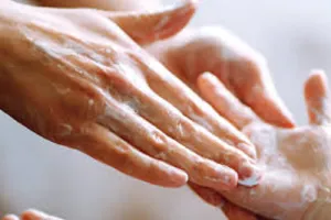 सैनिटाइजर या साबुन-पानी, हाथों की सफाई के लिए क्या है बेहतर?