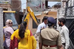 युद्ध नशे के विरुद्ध मुहिम के तहत आज 2  नशा तस्करों के मकानों पर चली जेसीबी