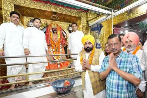 अरविंद केजरीवाल और भगवंत मान ने काली माता मंदिर में माथा टेका, मंदिर के कायाकल्प संबंधी योजना की घोषणा की