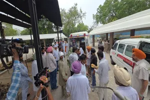 कार में एक ही परिवार के 3 लोगों के शव मिलने से सनसनी, पहले पत्नी-बेटे को मारी गोली; फिर खुद की आत्महत्या