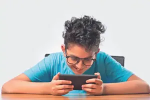 परवरिश:बच्चे के लिए ख़तरनाक है मोबाइल का साथ, ऐसे पाएं इस लत से छुटकारा