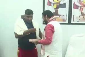 हरियाणा का पहलवान बग्गी लेकर पहुंचा CM हाउस :मुख्यमंत्री को गंगाजल दिया; नशे के खिलाफ चला रहा यात्रा, हरियाणा के बाद अब पंजाब की तैयारी।