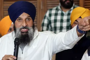 पूर्व मंत्री मजीठिया के चंडीगढ़-दिल्ली ठिकानों पर रेड:मोहाली कोर्ट लेकर पहुंची विजिलेंस, अकाली नेताओं की नजरबंदी शुरू; सुरक्षा बढ़ाई गई