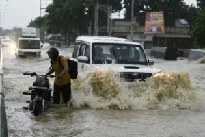 लखनऊ, कानपुर सहित इन जिलों में बारिश का अलर्ट, घर से बाहर निकलने से पहले जान लें मौसम का हाल