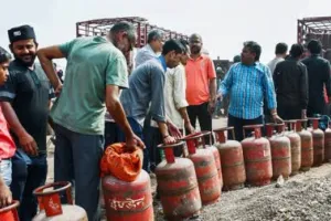 एलपीजी संकट का हाहाकार: दिल्ली में सुलगते चूल्हे, मध्य प्रदेश में ठप बुकिंग और पंजाब की कतार में टूटी सांसें