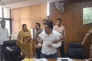 रोहतक नगर निगम में 'महासंग्राम' : 'बिकाऊ' शब्द सुनते ही आपा खो बैठे वाइस चेयरमैन, महिला मेयर के सामने पार्षद को दौड़ा-दौड़ा कर पीटा; वीडियो वायरल