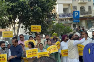 आम आदमी पार्टी ने पेट्रोल-डीजल की कीमतों में बढ़ोतरी के खिलाफ किया विशाल रोष प्रदर्शन   