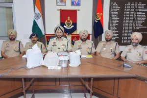 अमृतसर में 8.3 किलोग्राम हेरोइन और 2 लाख रुपये की ड्रग मनी सहित एक नाबालिग समेत दो गिरफ्तार