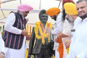 कैबिनेट मंत्रियों हरपाल सिंह चीमा और तरुनप्रीत सिंह सौंद ने शहीद मास्टर करनैल सिंह ईसड़ू को श्रद्धा के फूल किए भेंट