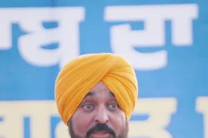 भाजपा के नेतृत्व वाली केंद्र सरकार पंजाब और तीन करोड़ पंजाबियों की पीठ में छुरा मार रही है