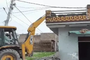 यमुनानगर में नशा तस्करों के अवैध मकान पर चला बुलडोजर, महिलाओं के भारी विरोध के बीच नगर निगम की कार्रवाई