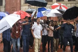 राहुल गांधी का अफसरों पर फूटा गुस्सा: रायबरेली बैठक में PWD और DM को दिखाईं गड्ढों की तस्वीरें; बाहर सपा का प्रदर्शन