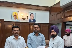 राजस्व मंत्री हरदीप सिंह मुंडियां द्वारा 3 नए क्लर्कों को नियुक्ति पत्र वितरित
