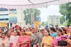 अकाली दल के कार्यालय में बुजुर्ग दलित महिला के साथ मारपीट के खिलाफ आप महिला विंग ने समराला में किया जोरदार विरोध प्रदर्शन