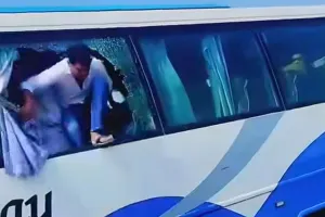 हरियाणा-राजस्थान पुलिस के कब्जे से बस के शीशे तोड़कर बाहर निकले पार्षद, वीडियो वायरल