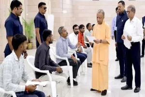 सीएम योगी का 'जनता दर्शन': अवैध कब्जे पर सख्त कार्रवाई के निर्देश, मासूम संग दिखा आत्मीय अंदाज