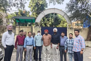 विजिलेंस ब्यूरो ने नगर निगम के इंस्पेक्टर को 25 हजार रुपये रिश्वत लेते रंगे हाथों काबू किया