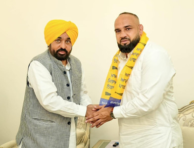 विश्व प्रसिद्ध कबड्डी खिलाड़ी संदीप लुधड़ अपने साथियों के साथ आप में शामिल  - Nirpakh Post