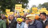 दलित और मेहनतकश का मजाक उड़ाने पर कांग्रेस के खिलाफ बैंड-बाजा लेकर "आप" का जोरदार प्रदर्शन
