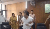 रोहतक नगर निगम में 'महासंग्राम' : 'बिकाऊ' शब्द सुनते ही आपा खो बैठे वाइस चेयरमैन, महिला मेयर के सामने पार्षद को दौड़ा-दौड़ा कर पीटा; वीडियो वायरल