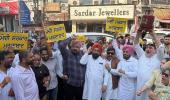 'आप' के 'ट्रेड विंग' ने गैस सिलेंडर की कीमतों में बढ़ोतरी के खिलाफ घंटा घर पर विरोध प्रदर्शन किया