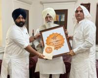 हरजोत सिंह बैंस और दीपक बाली द्वारा बाबा गुरिंदर सिंह ढिल्लों को श्री गुरु त़ेग बहादुर जी के 350वें शहीदी दिवस से संबंधित समागमों के लिए निमंत्रण