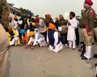 तलवंडी साबो से आरंभ हुए शहीदी दिवस को समर्पित विशाल नगर कीर्तन के श्री आनंदपुर साहिब पहुँचने पर कैबिनेट मंत्री हरजोत सिंह बैंस, तरूनप्रीत सिंह सौंद और सांसद मलविंदर सिंह कंग ने पुष्पवर्षा कर स्वागत किया