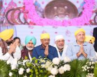 मुख्यमंत्री भगवंत सिंह मान और अरविंद केजरीवाल की ओर से सर्व धर्म सम्मेलन के दौरान विश्व भर के धार्मिक नेताओं के साथ नौवें पातशाह श्री गुरु तेग बहादुर जी को श्रद्धा एवं सम्मान भेंट