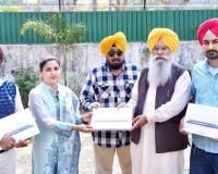 गुरमीत सिंह खुडियां ने साथी पोर्टल कार्यों को उचित बनाने के लिए सीड सर्टिफिकेशन अधिकारियों को सौंपे 40 टेबलेट्स