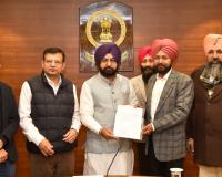 राजस्व मंत्री हरदीप सिंह मुंडियां ने नायब तहसीलदार के रूप में पदोन्नत हुए 16 अधिकारियों को सौंपे पदोन्नति पत्र