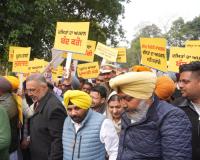 दलित और मेहनतकश का मजाक उड़ाने पर कांग्रेस के खिलाफ बैंड-बाजा लेकर 