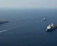 होर्मुज जलडमरूमार्ग  में महायुद्ध की आहट: ईरान का जहाजों को 'संपर्क' करने का अल्टीमेटम, अमेरिकी एयरक्राफ्ट कैरियर पर हमले का दावा