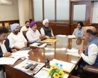 1962, 1965 और 1971 की जंगों में शहीद सैनिकों के परिवारों को मुआवज़ा देने संबंधी मोहिंदर भगत ने अधिकारियों के साथ विशेष बैठक की