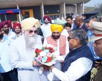 पंजाब विधानसभा स्पीकर और मुख्यमंत्री ने पंजाब के राज्यपाल का विधानसभा पहुँचने पर किया हार्दिक स्वागत